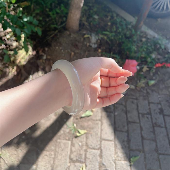 Women's Bracelet: Madagascar Agate Flat Strip with White Ice Jade & Champagne Chalcedony Lychee Jelly Fluorescent Skin-Enhancing Design