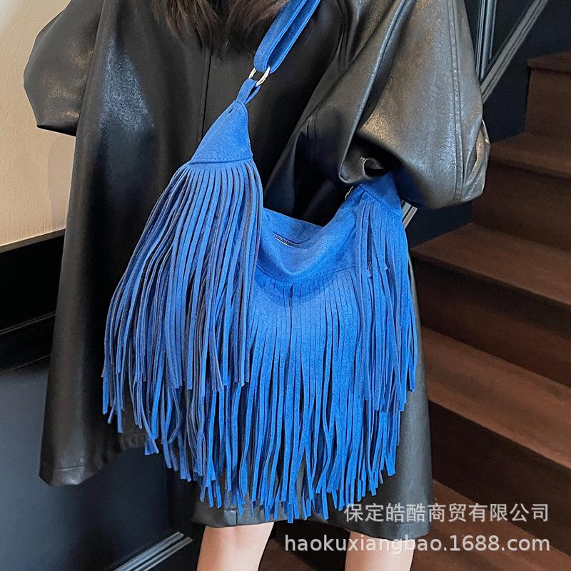 Niche design bag women's autumn 2025 new fashion matte shoulder messenger bag high-end fringed bucket bag