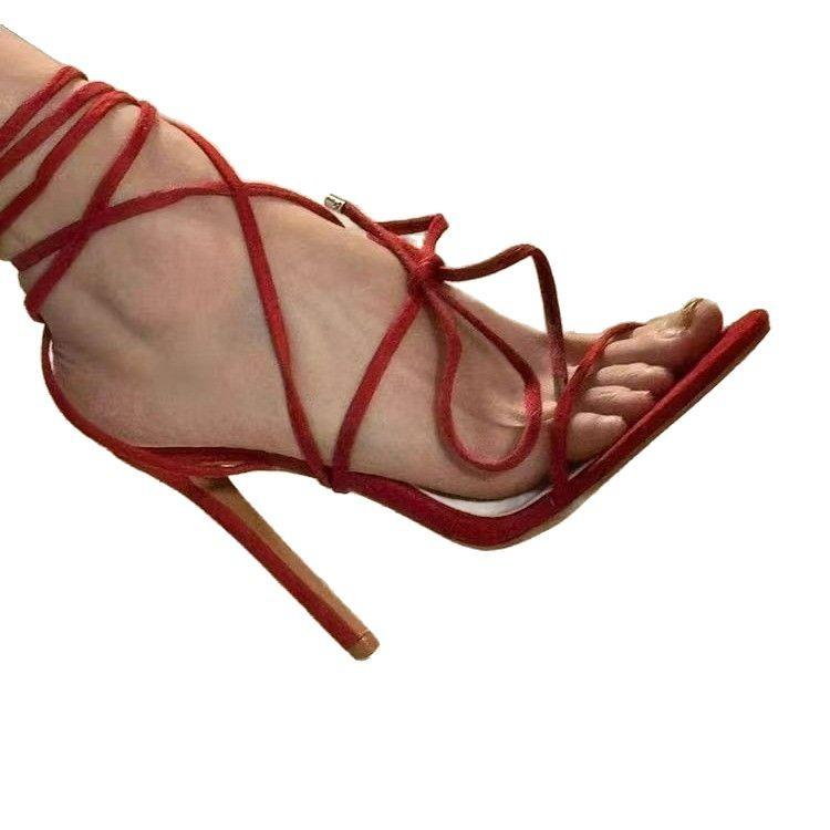 2025 nové červené sandály s otevřenou špičkou, dutým křížovým páskem, páskem přes nárt, matným jehlovým vysokým podpatkem, dámské boty