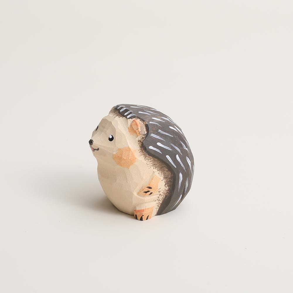 

Christmas Decoration Hedgehogs Figurines Handmade Wood Carving Hedgehogs Ornaments Small Animal Handcrafted Wooden Carving светло-серый