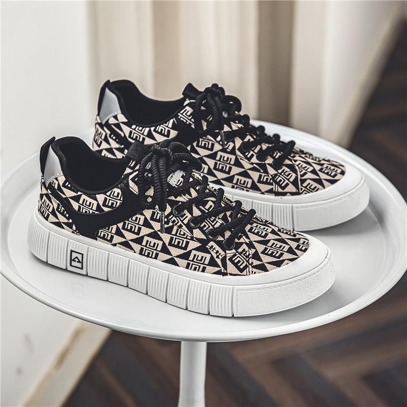 Herrenschuhe 2024 Frühling neue Lederoberfläche lässige Plateau-Herrenschuhe Studentenmode-Trend Low-Top vielseitige Einzelschuhe