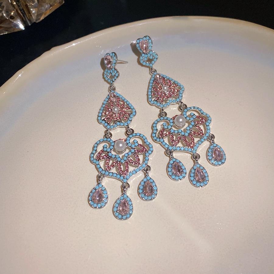 

Silver needle with diamonds, pearl hollow pattern, water drop fringed earrings, court style retro earrings, light luxury and high-end earrings.