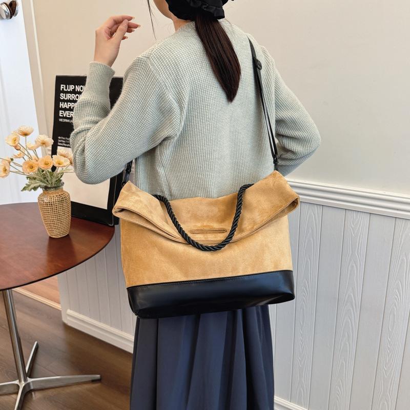 

Винтажная матовая сумка-мессенджер для通勤 осень-зима женская 2025 новая трендовая сумка-тоут универсальная на плечо через плечо подмышку