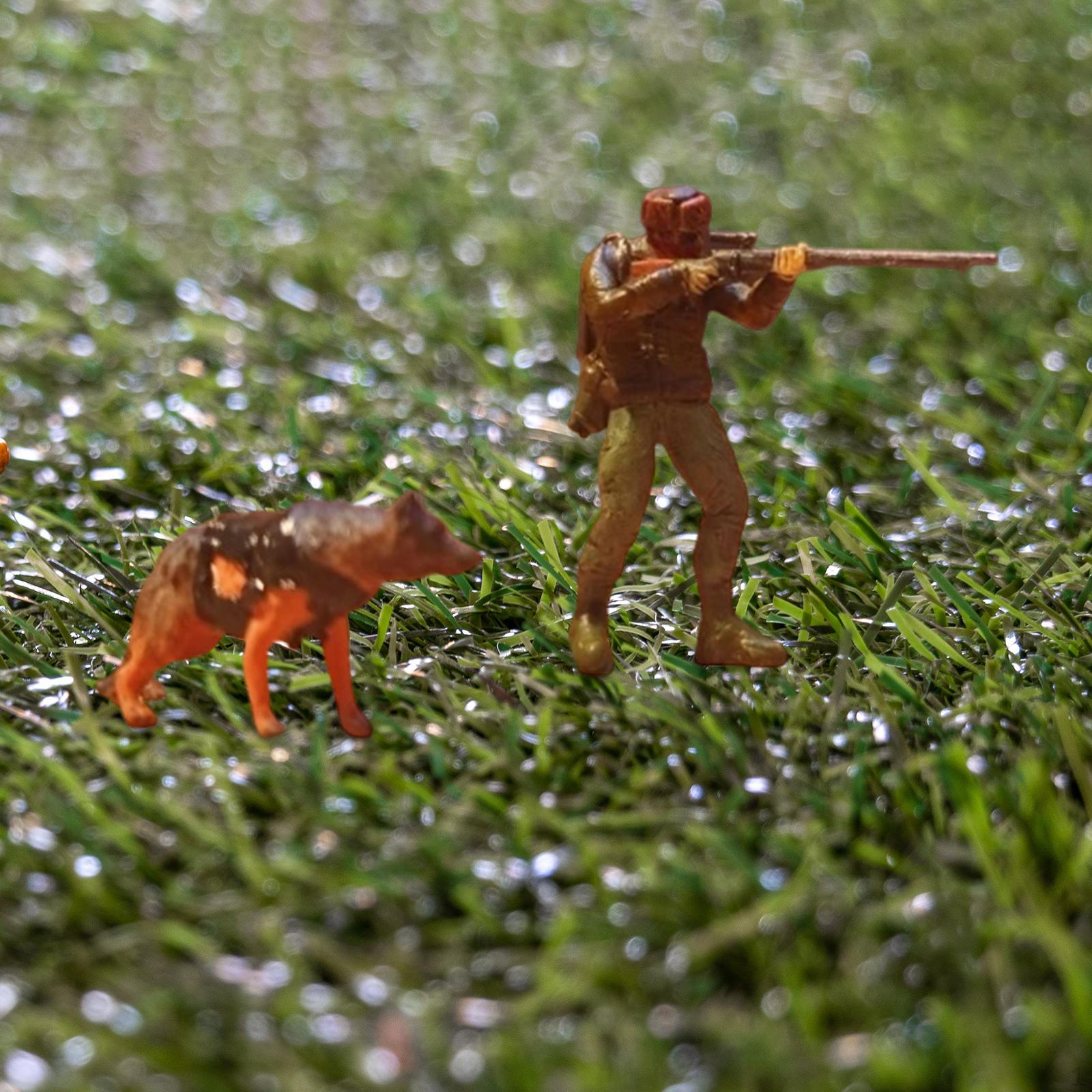

2 Pieces and Dog Miniature Figures Diorama Painted Small Mini People Figurines for Games Crafts S