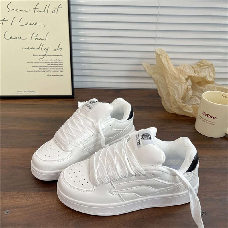 

Студенческие универсальные маленькие белые туфли женские нишевые туфли-хлебушки ins tide 2025 новые осенние универсальные спортивные и повседневные кеды 40 белый