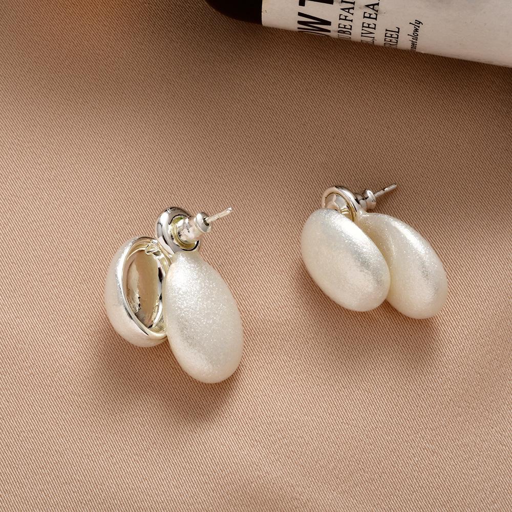 Women s crystal earrings - simple earrings with fashionable and versatile style