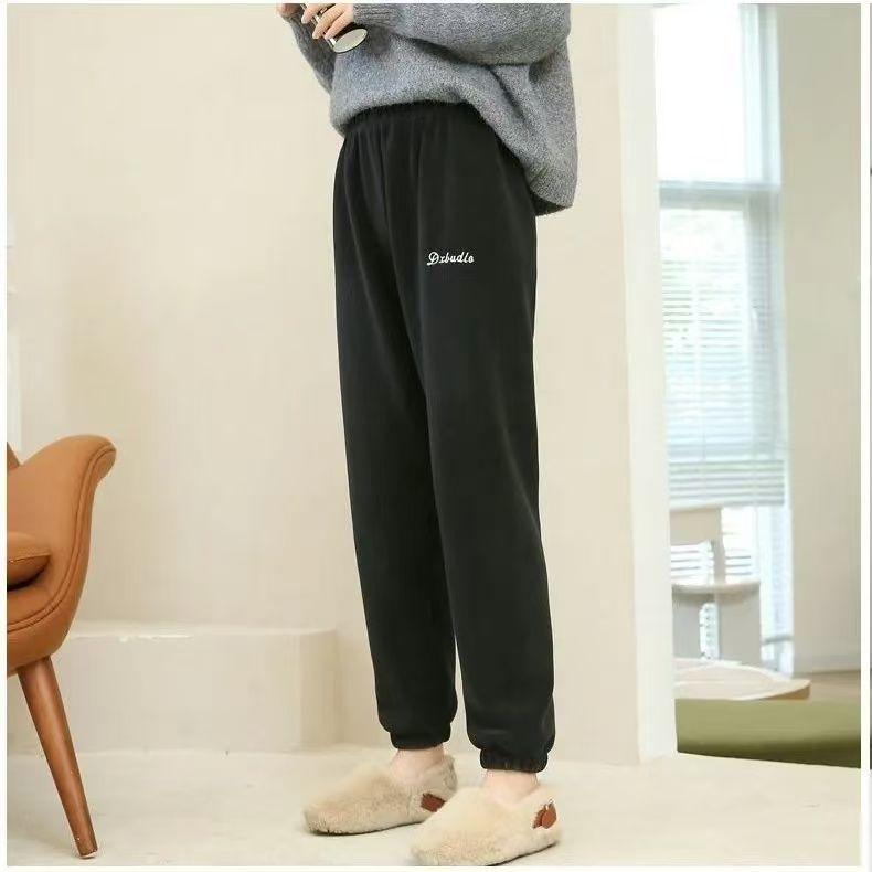 Trendy Golden Velvet Hoodie Set for Women: Fashionable Autumn/Winter Slimming Two-Piece Sportswear