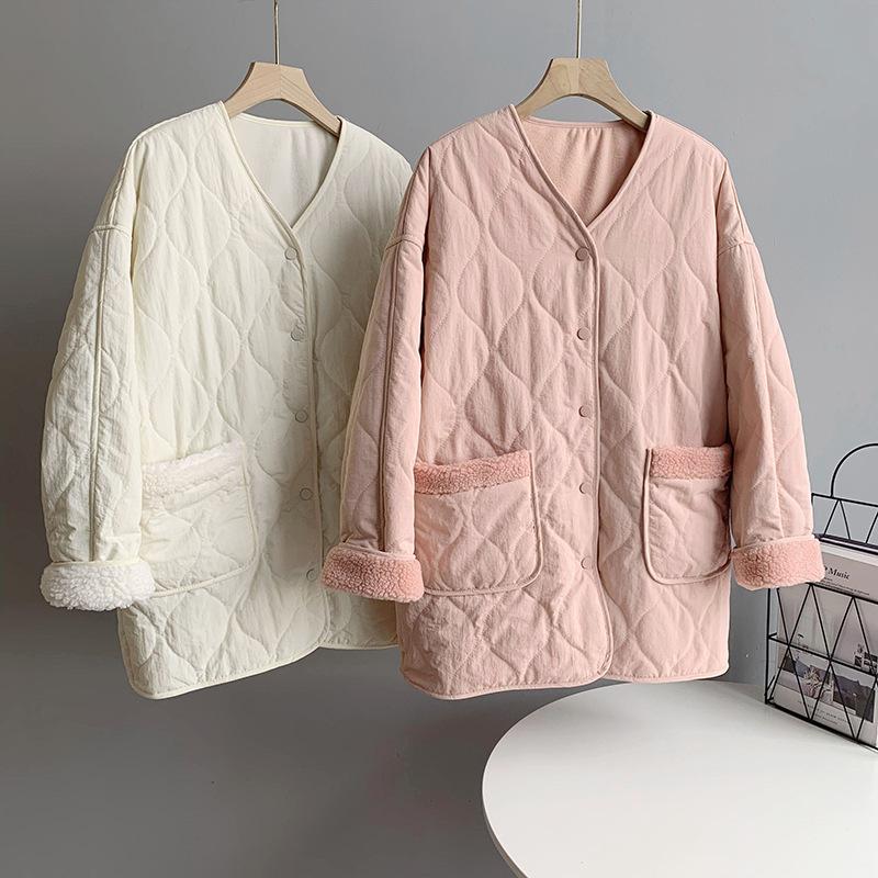 Осень-зима женское однотонное пальто в клетку с v-образным вырезом и длинным рукавом — фото 11