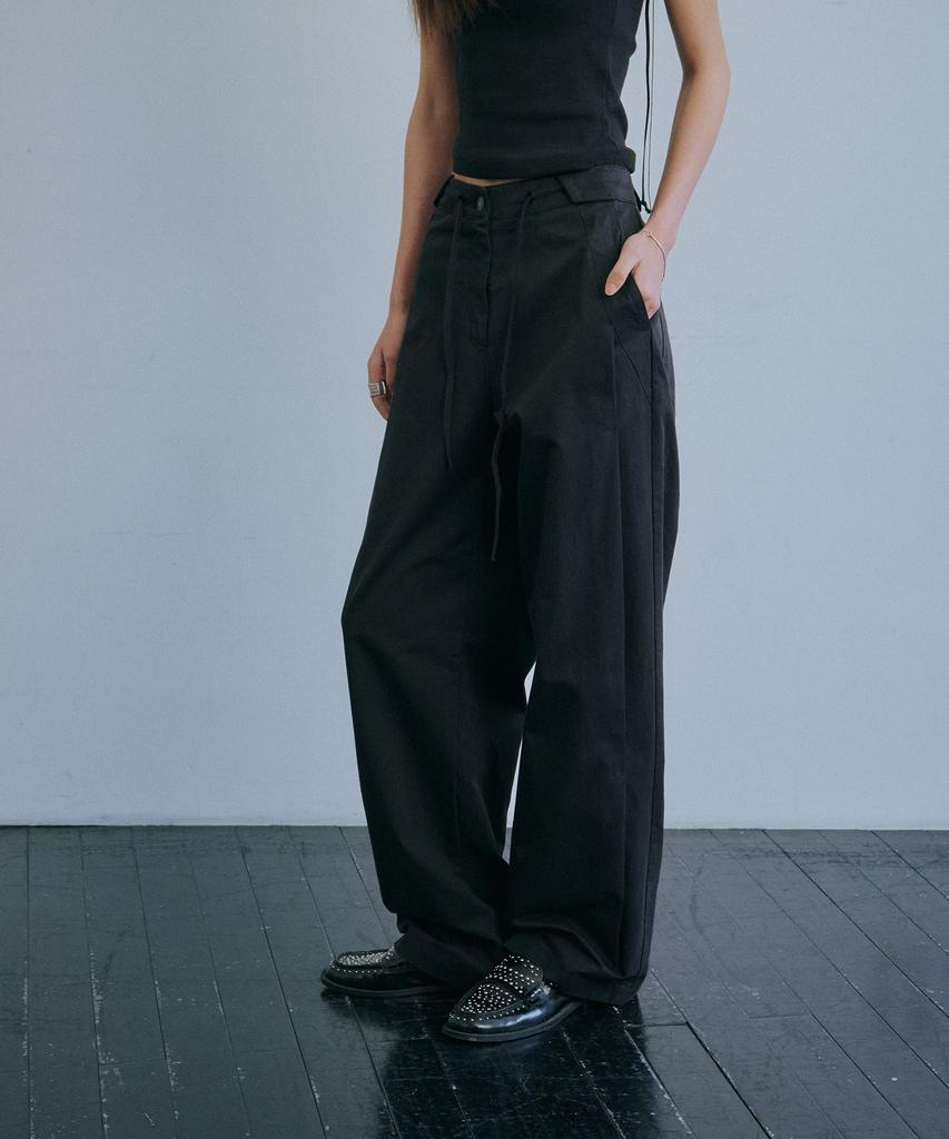 Baegsi Strap Side Tuck Pants, Black
