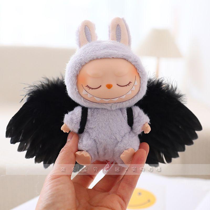 Labubu Puppenkleidung LABUBU Sitzende Party-Puppe Federflügel Engel-Accessoires