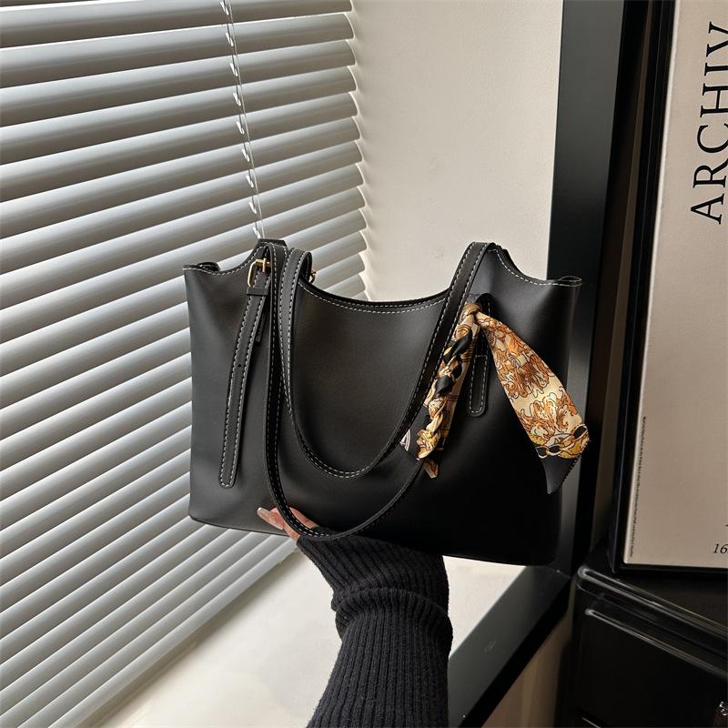 Fashionable Large-capacity Retro Casual Office Commuting Shoulder Bag with Adjustable Strap At The Back of The Shoulder
