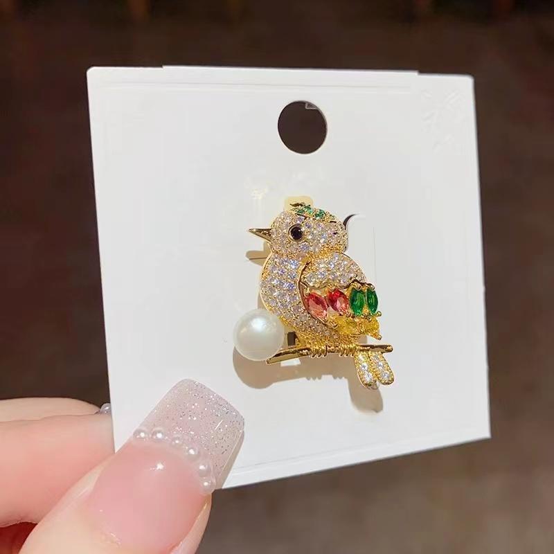 Moda brilhante delicado animal emblemas broches pinos feminino requintado completo cristal pega pássaro pino jóias