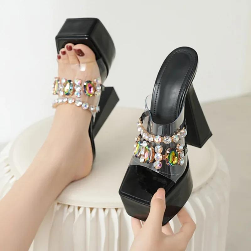 

Модные Сексуальные Прозрачные ПВХ Шлепанцы на Платформе с Широким Ремнем для Женщин Сандалии 2024 Слайды Квадратный Носок Стразы 15 см Высокий Каблук Римская Обувь 42 чёрный