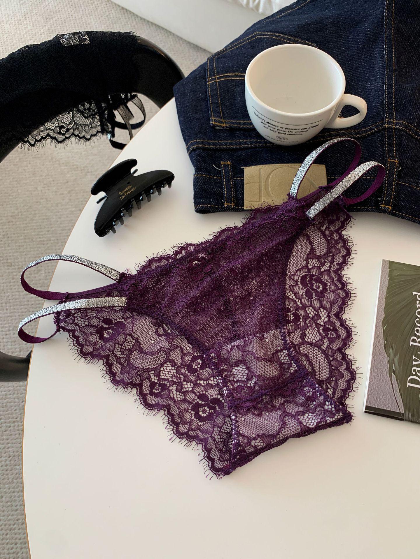 

Фиолетовые кружевные стринги с низкой посадкой и бриллиантовыми украшениями M [40-50kg] фиолетовый