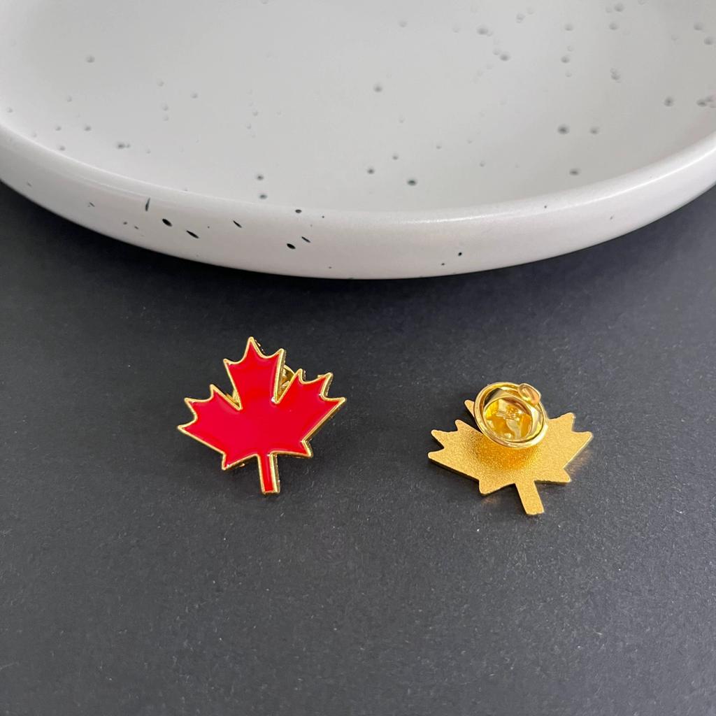 Enameled Red Maple Brooches Canada National Flag Emblem Backpack Bag Jewelry Lapel Badge for Women Men Accessories