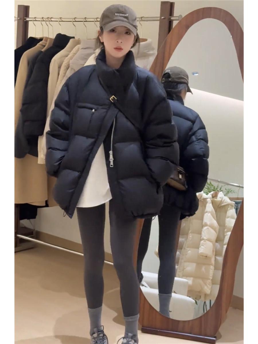 

Женский пуховик с толстым наполнителем в корейском стиле со стойкой, зима 2024, свободного кроя, высококлассное пальто для миниатюрных. X-Large чёрный