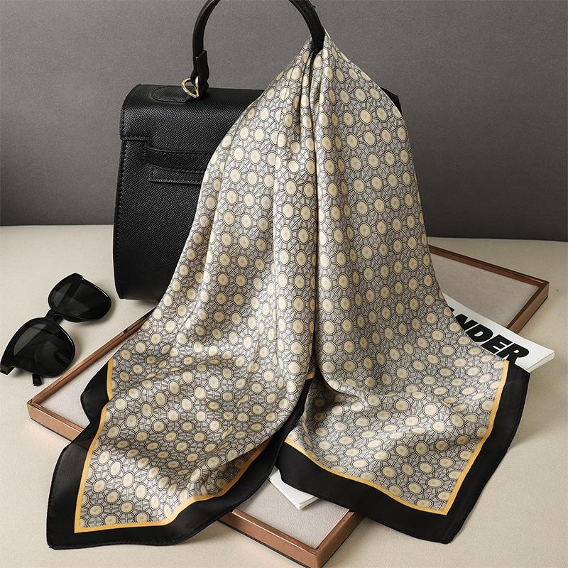 Luxusmarke Quadratischer Seidenschal Frauen Haarband Design Bedruckte kleine Satinschals Foulard Halstuch Weibliche Stirnbänder Bandana