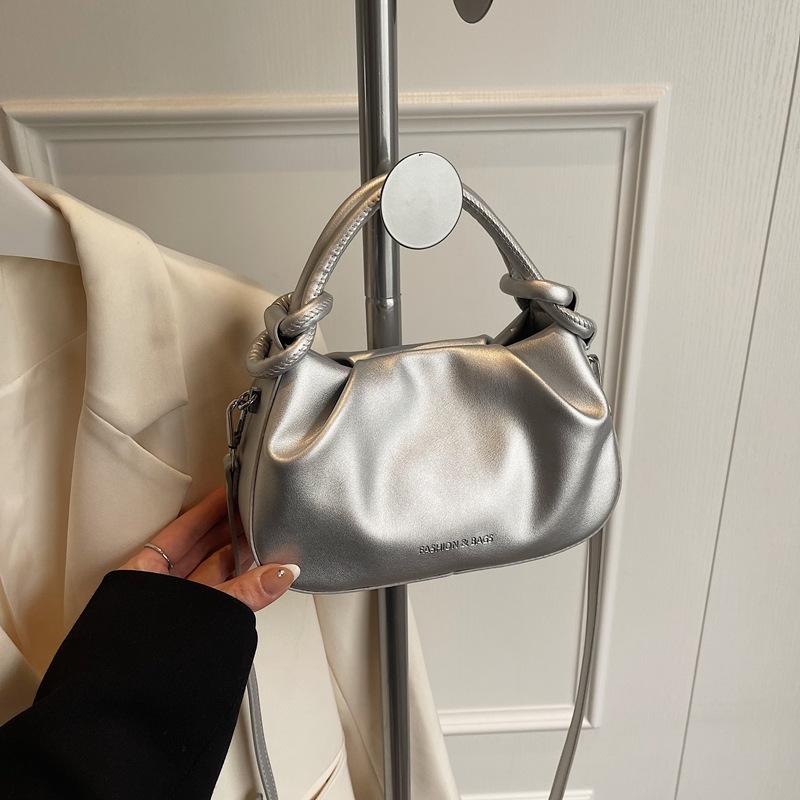 

Нишевый дизайн повседневная новая маленькая квадратная сумка модный тренд осень и зима сумка через плечо 2025 персонализированная женская сумка-мессенджер серебряный