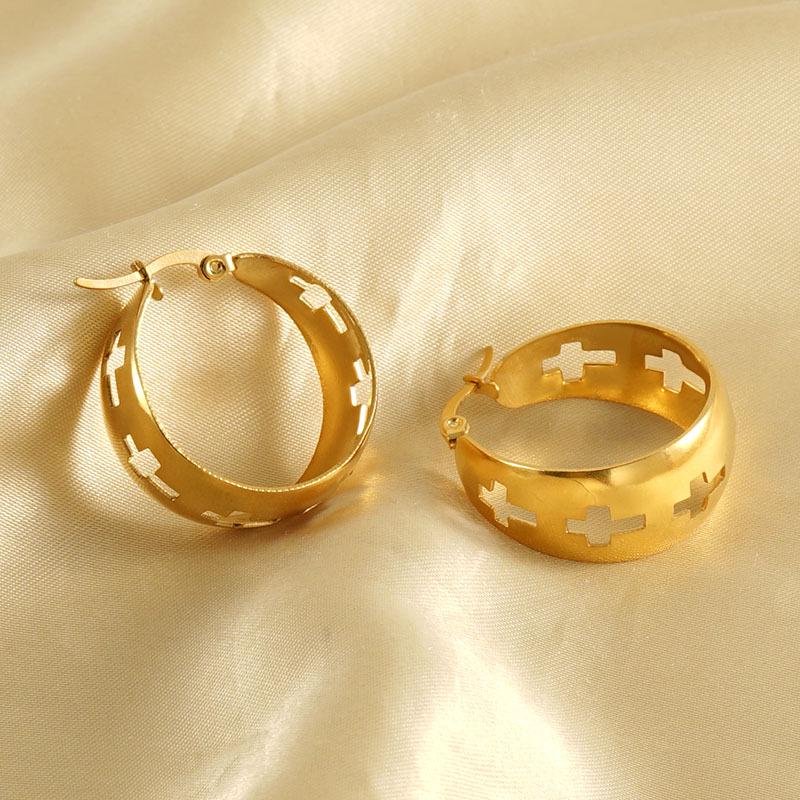 2023 European & American Fashion Titanium Steel Hollow Round Cross Earrings, 18k Women's Style