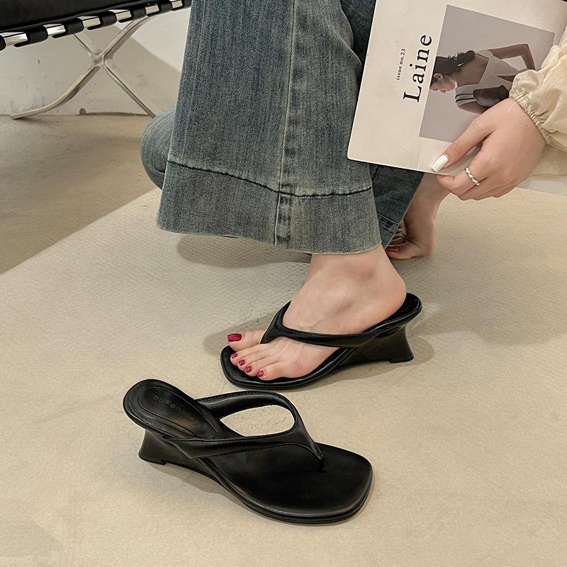 Internet celebrity white slope heel heightened flip-flops women's summer wear 2025 new skirt French cool slippers