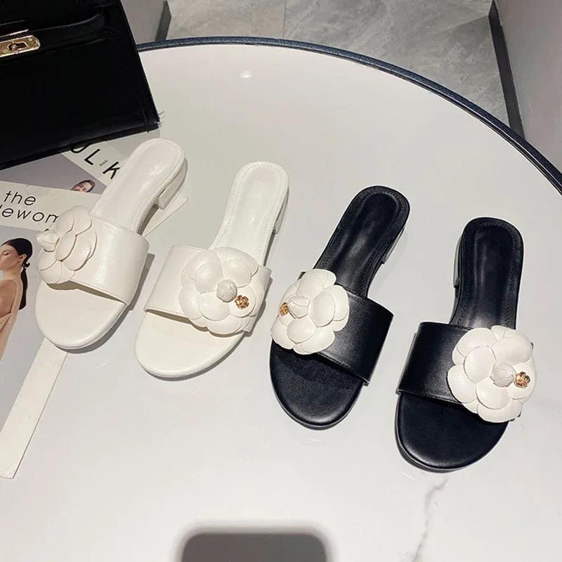 Modedesigner Kamelienblumen Hausschuhe Damen 2025 Sandalen Sommer Freizeit Schuhe Damen Ins Niedrige Absätze Metall Kamelie Floral Pantoletten Mujer