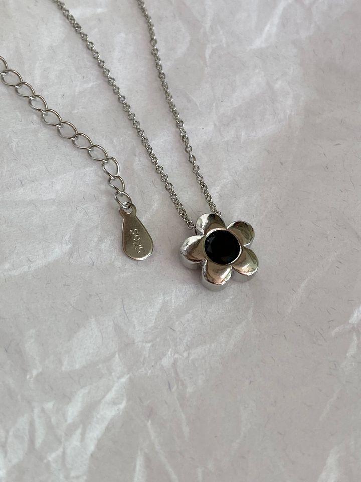 Su Chuang S925 Sterling Silver Black Diamond Plum Blossom Necklace for Women, Elegant Light Luxury Versatile Clavicle Chain