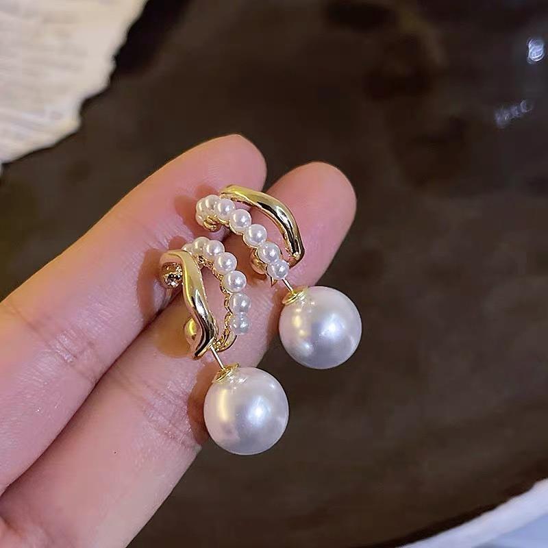 Orecchini alla moda con frange, lussuosi e sofisticati, dal fascino elegante. Lunghi Orecchini di Perle per uno Stile Versatile e Raffinato.