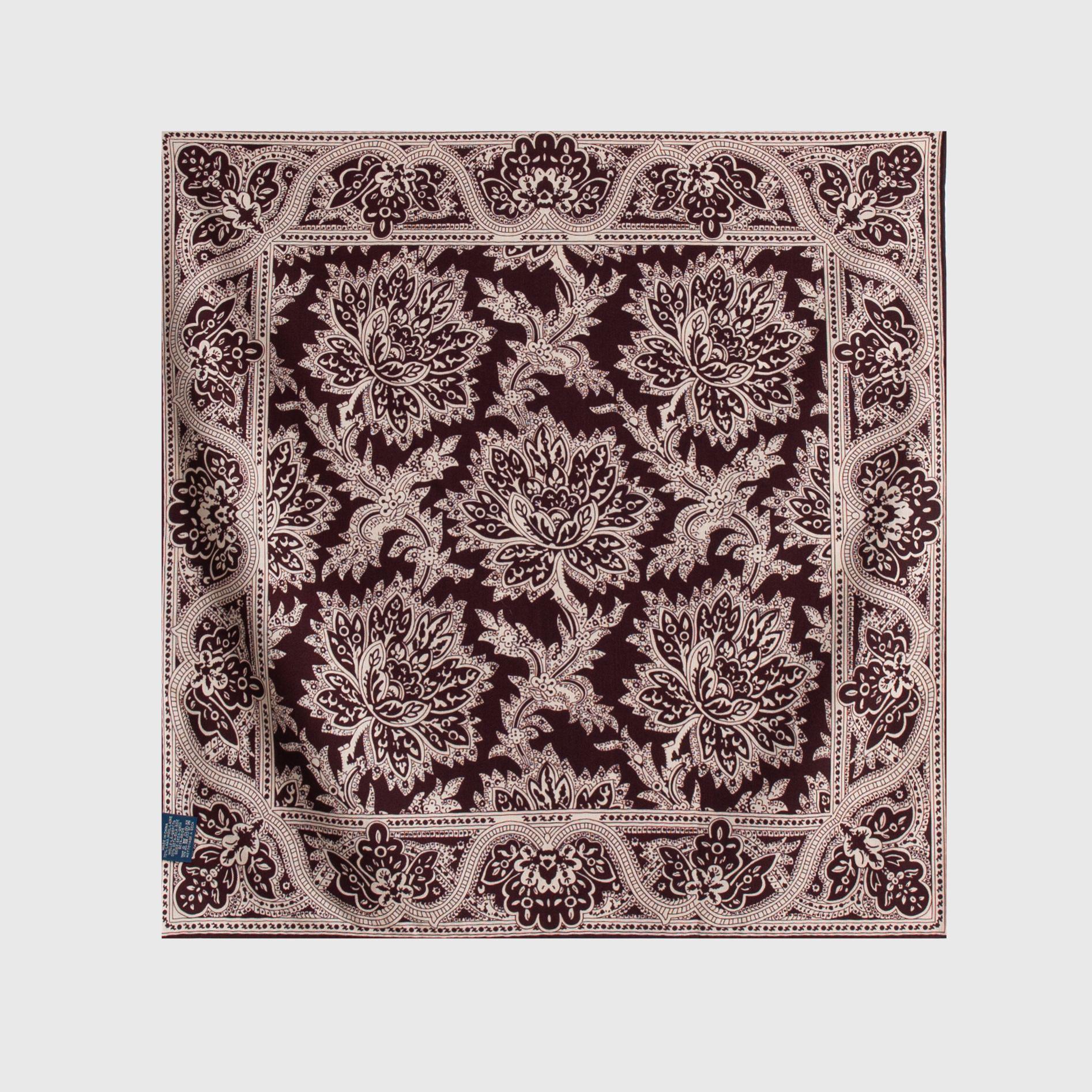 

Vintage-Style Two-Tone Paisley Print Wool Silk Scarf: Retro Elegance in a Luxurious Light Square Design 65*65 cm