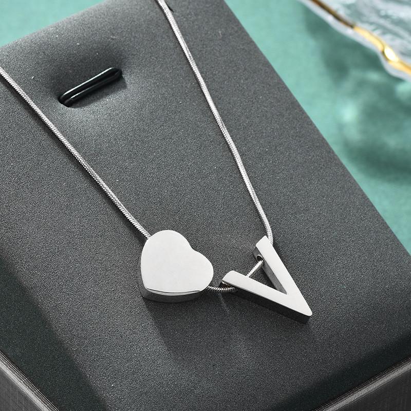 Elegante Colar com Pingente de Coração com Alfabeto Personalizado em Aço Inoxidável para Mulheres