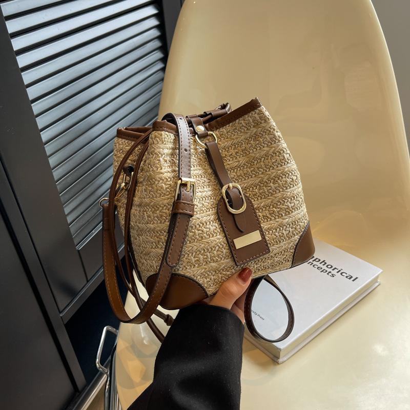 

New Retro Contrasting Color Versatile Small Bag for Women s Beach Vacation and Leisure, Woven Straw Bucket Bag, Crossbody Bag хаки