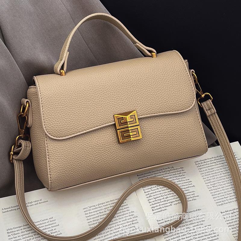 Super fire small bag women's 2025 new spring and summer niche design fashion messenger bag Korean version portable small square bag