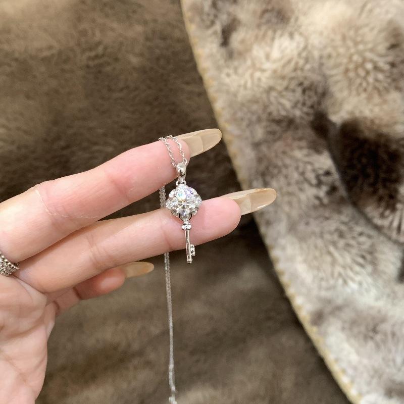 Light Luxury High-End Sense Ten Thousand Flowers Mozzarella Diamond Key Necklace Inlaid With Diamonds Exquisite Noble Cold Feeling Collarbone Chain