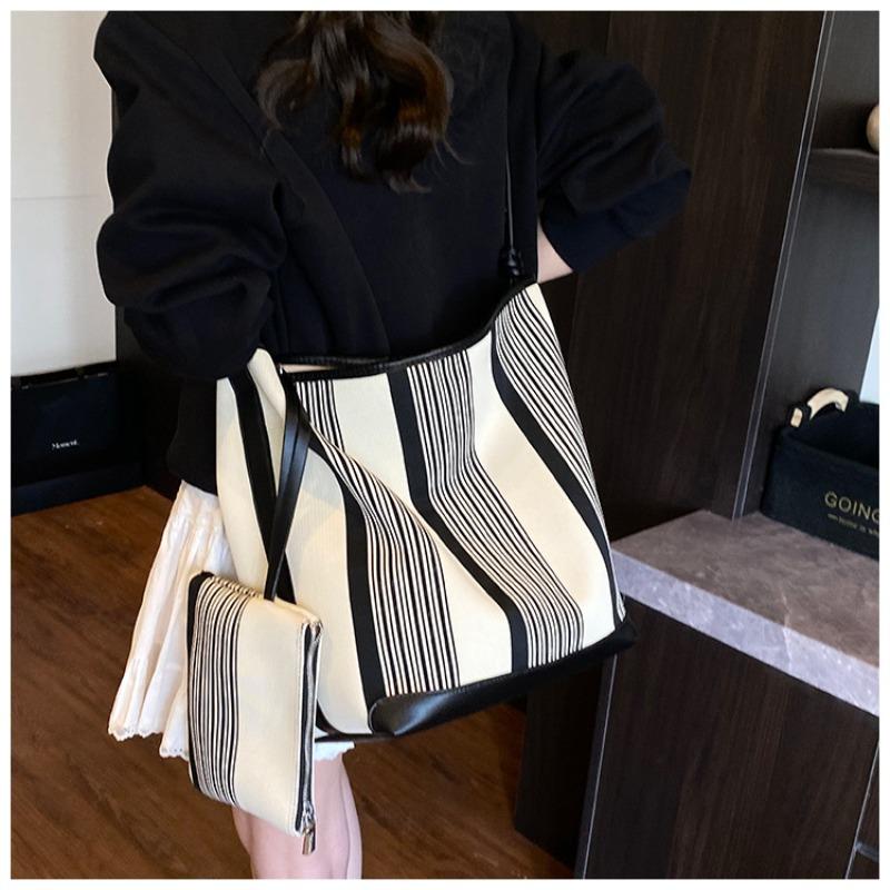 Niche new spring and summer large-capacity tote bag women's commuter fashion simple and versatile shoulder bag