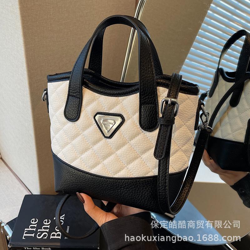This Year, the Popular Bag Ladies 2025 New High-end Hand Bag Fashion Diamond Shoulder Messenger Bag Commuter Bag