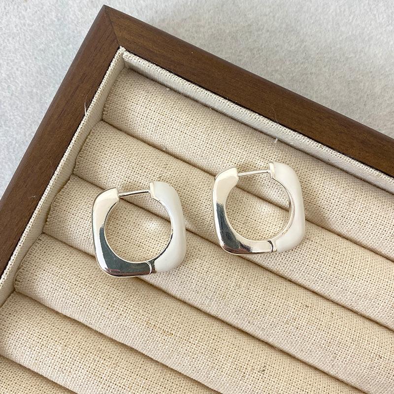 Metal Esmalte Blanco Empalme Plata Simple Hebilla de Oreja Diseño Nicho Pendientes Versátiles para Mujer de Alta Gama para Viajeros