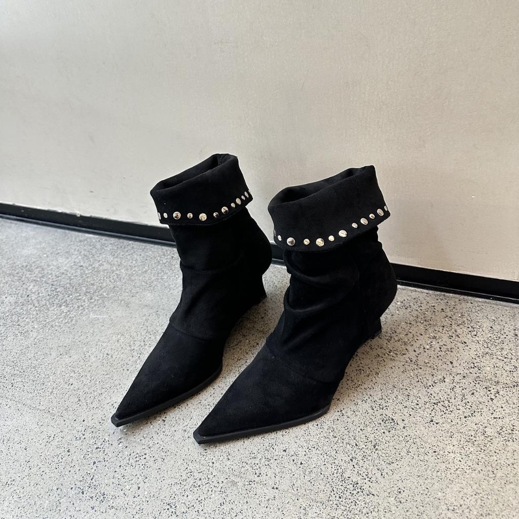 French Pointed Thick Heel Suede Fashion Short Boots Women's Spring and Autumn 2025 New Retro Rivet Western Thin Boots