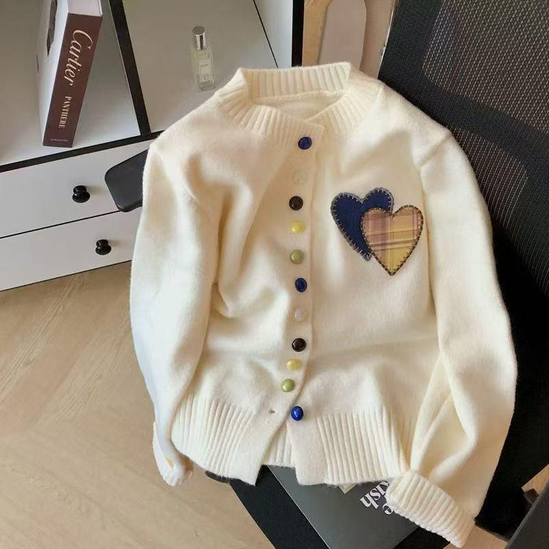 

Корейский вязаный кардиган с вышивкой сердец и разноцветными пуговицами, 2025 One Size кремовый/белый