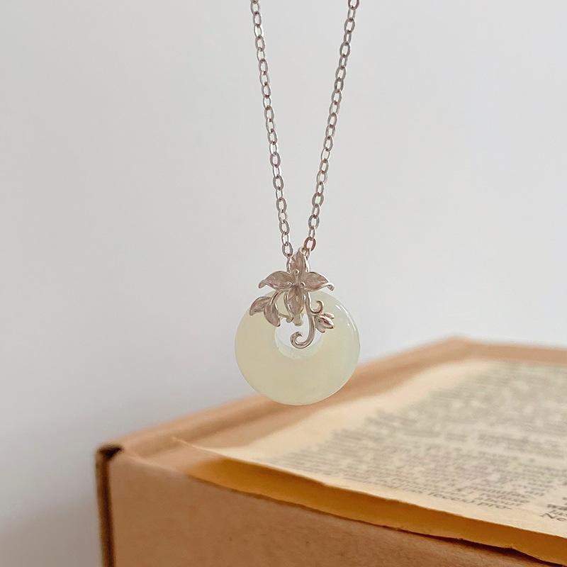 Colier cu cataramă de siguranță în formă de floare, cu un nou temperament minimalist în stil chinezesc și un lanț versatil pentru claviculă