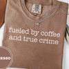 Mit Kaffee und True Crime angetriebenes T-Shirt und Kinder-T-Shirt, Lustiges sarkastisches True Crime Fan Geschenk für Sie, Gemütliches Comfort Colors T-Shirt