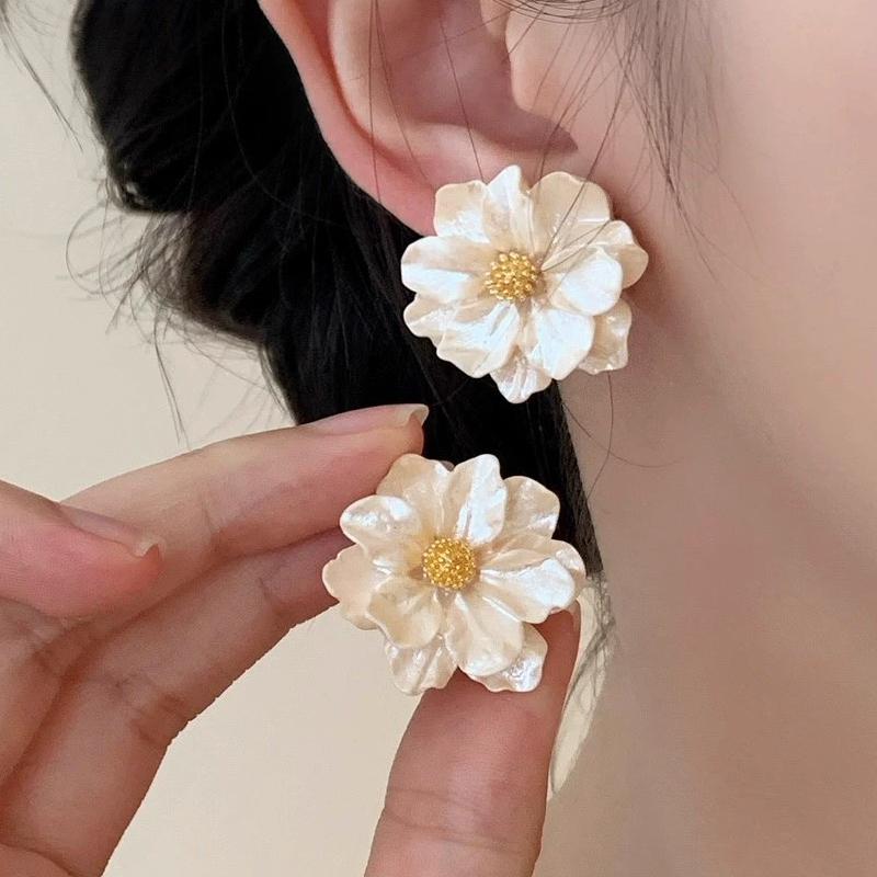 Multicolored Acrylic Flower Stud Earrings for Women Geometric Personality Folding Flowers Ball Gardenia Ear Jewelry Gift