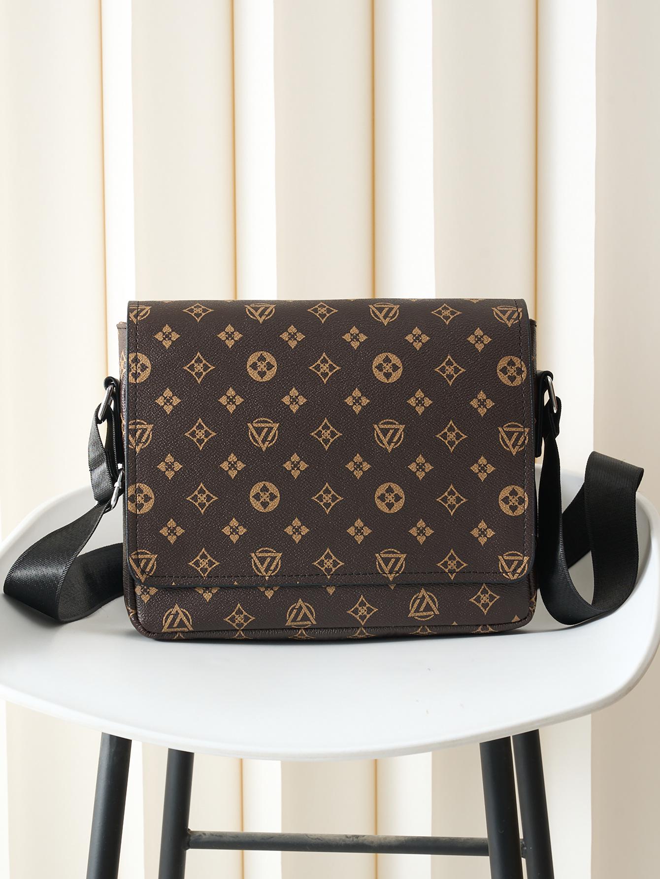 

Simple Casual Crossbody Commute Bag - Large Capacity, Lightweight and Portable for Business Travel коричневий