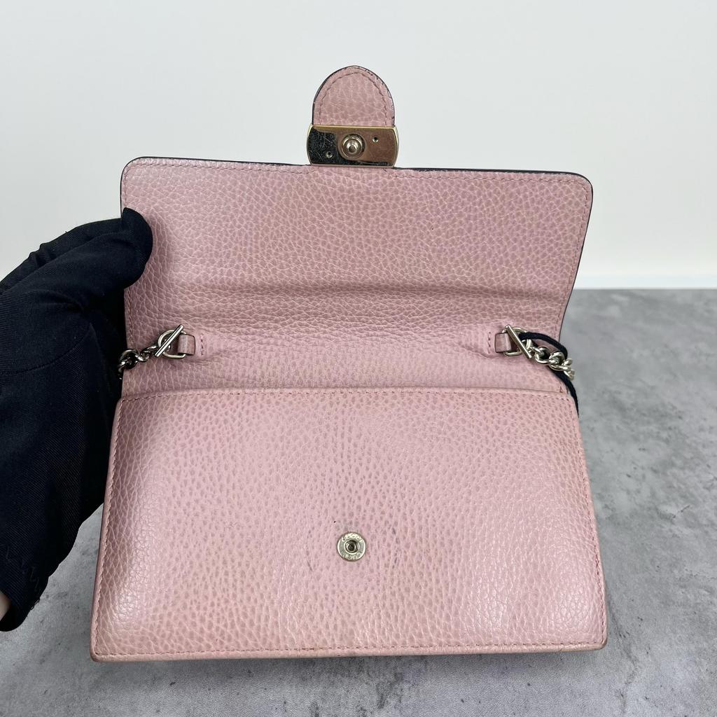 [Pre-Owned] Logo Double G Litchi Grain Woc Chain Leather Messenger Envelope Wallet Shoulder Crossbody Bag - Very Good #1FKGS4L
