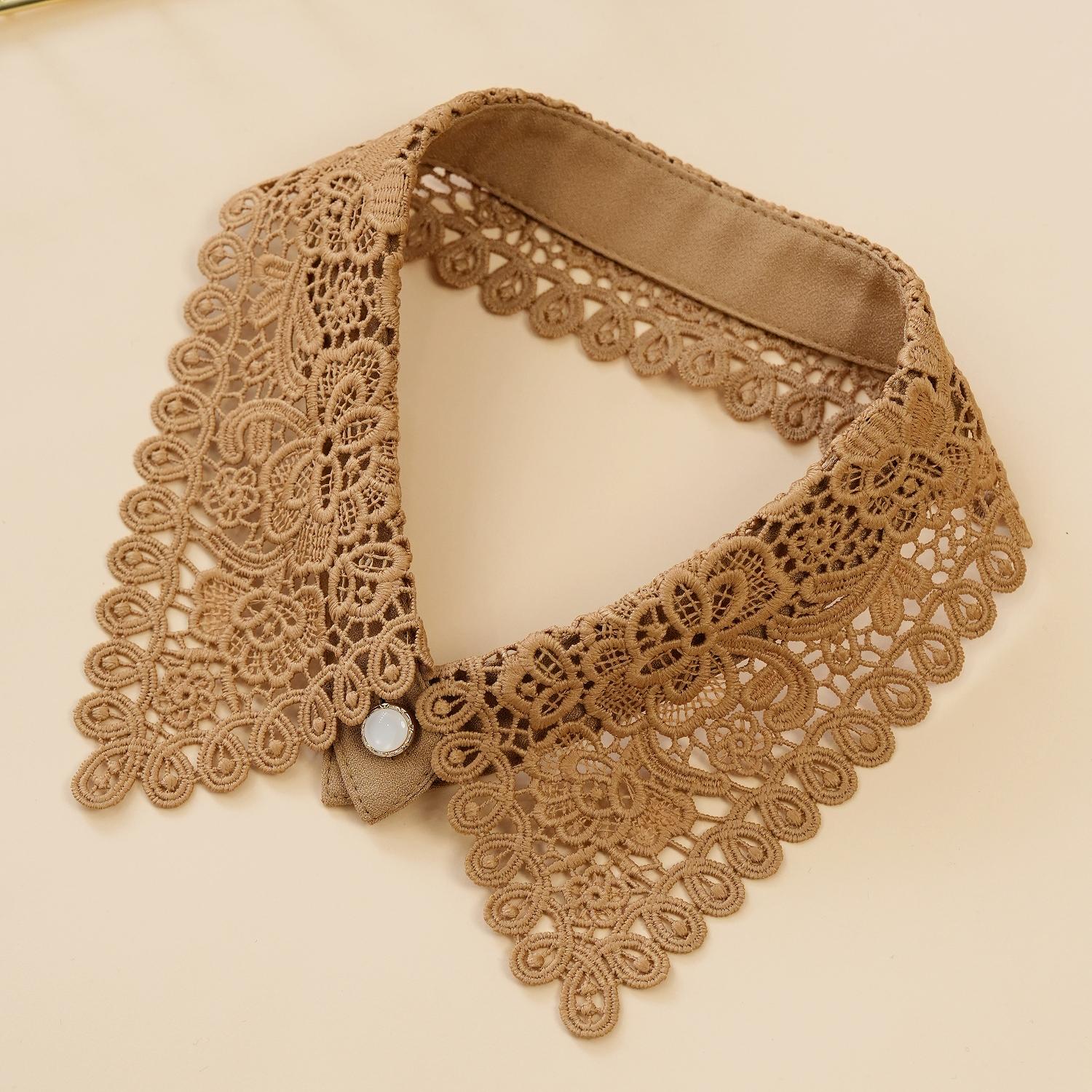 

Модный, универсальный и трендовый кружевной накладной воротник для женщин, украшенный бусинами и имеющий ажурные узоры.. У него есть