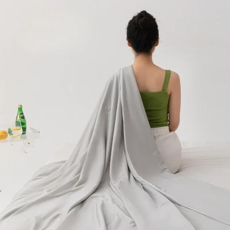 Summer - Cool Ice Silk Air - Conditioned Quilt: Ultra - Thin, Machine - Washable Bedding Set Ideal for Dorm Rooms & Home Use