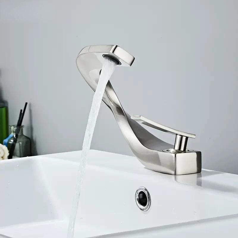 Rubinetto per lavabo da bagno in ottone Acqua calda e fredda Rubinetti per lavabo Creativo Lussuoso Rubinetto per lavabo Montaggio a ponte Torneira Banheiro Vintage