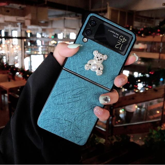 

Роскошный чехол для телефона с жемчугом и медведем со стразами для Samsung Galaxy Z Flip 3, симпатичная задняя крышка из искусственной кожи для женщин и девочек For Samsung Z Flip 3