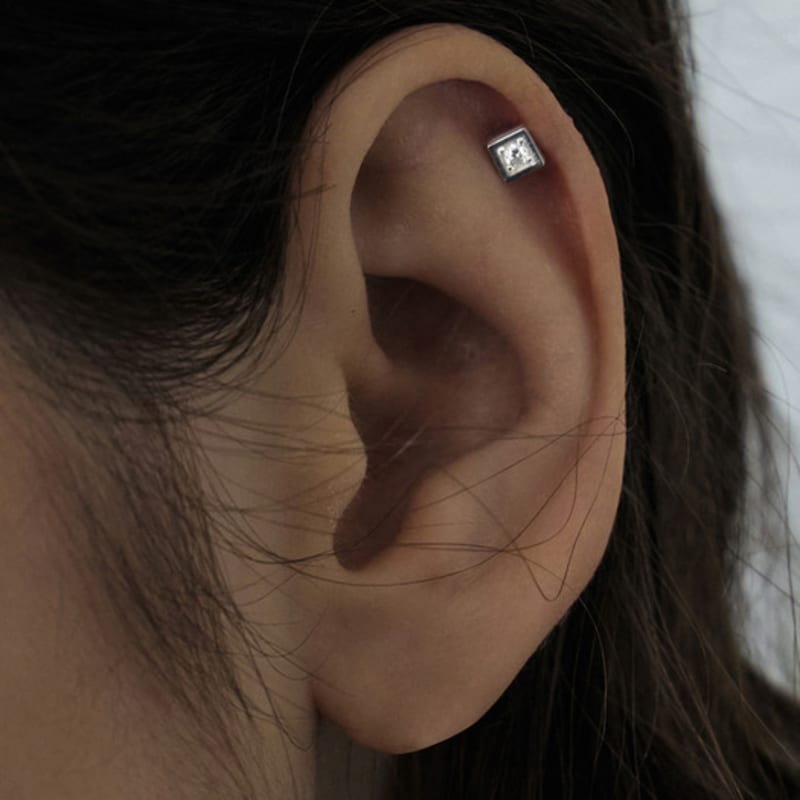 

TOU NP006 Matte Square Piercing Silver