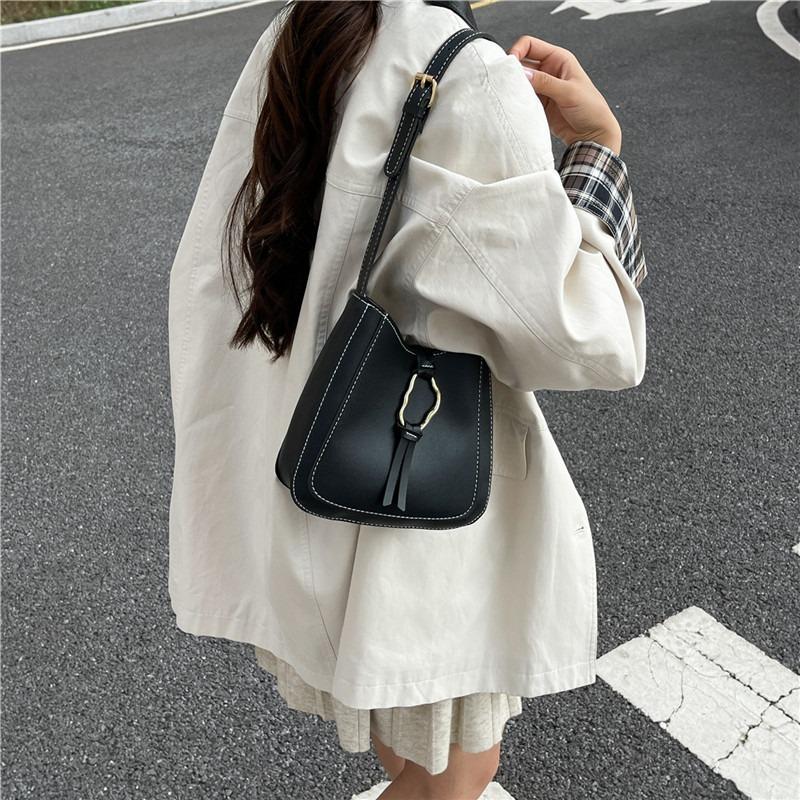 Summer new armpit bag fashionable messenger small bag simple high sense versatile new