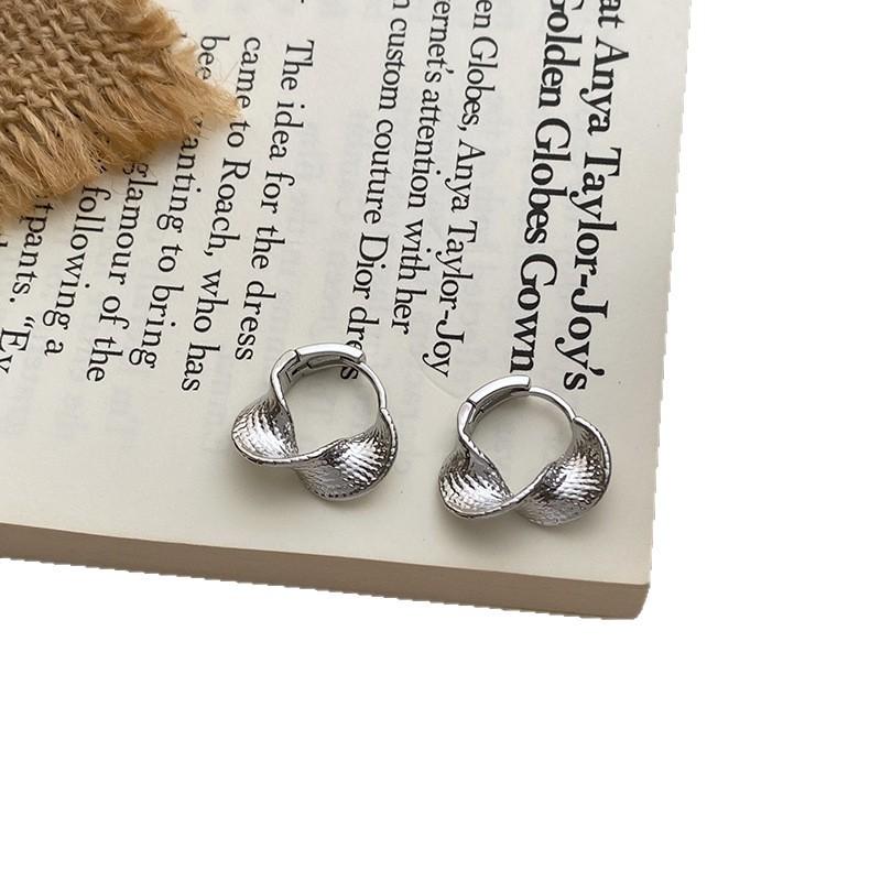 Geometric new ear clips without piercings, simple niche circle twist earrings, cold wind mosquito coil disc earrings, advanced sense