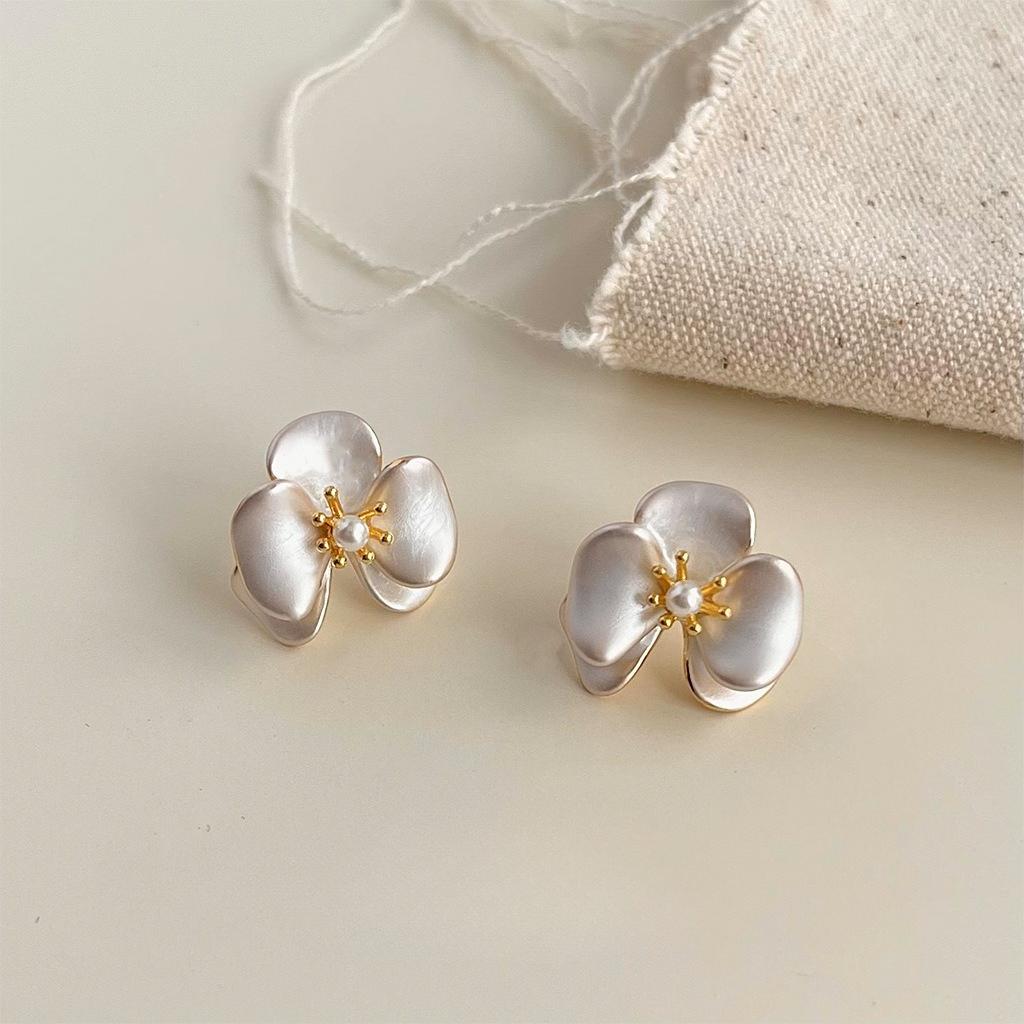 Female Fashion Three-dimensional Butterfly Orchid Flower Earrings 1 pair